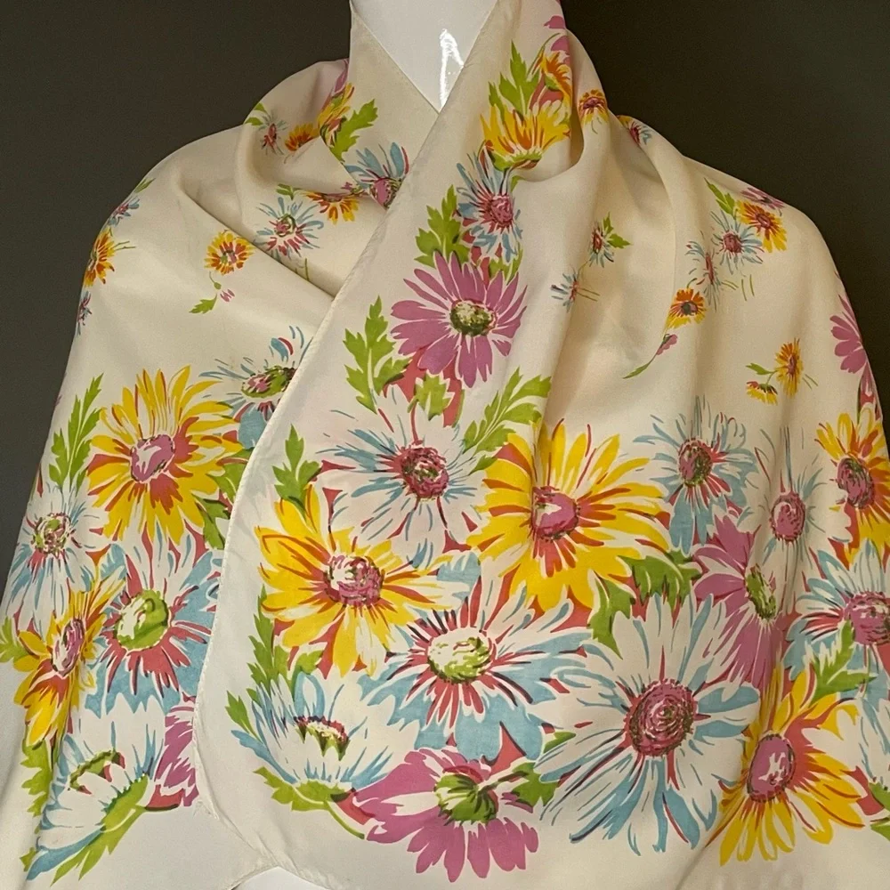 Delightful Vintage 60s Daisy Florals Print 19 In by 44 In Good Condition - Picture 3 of 5